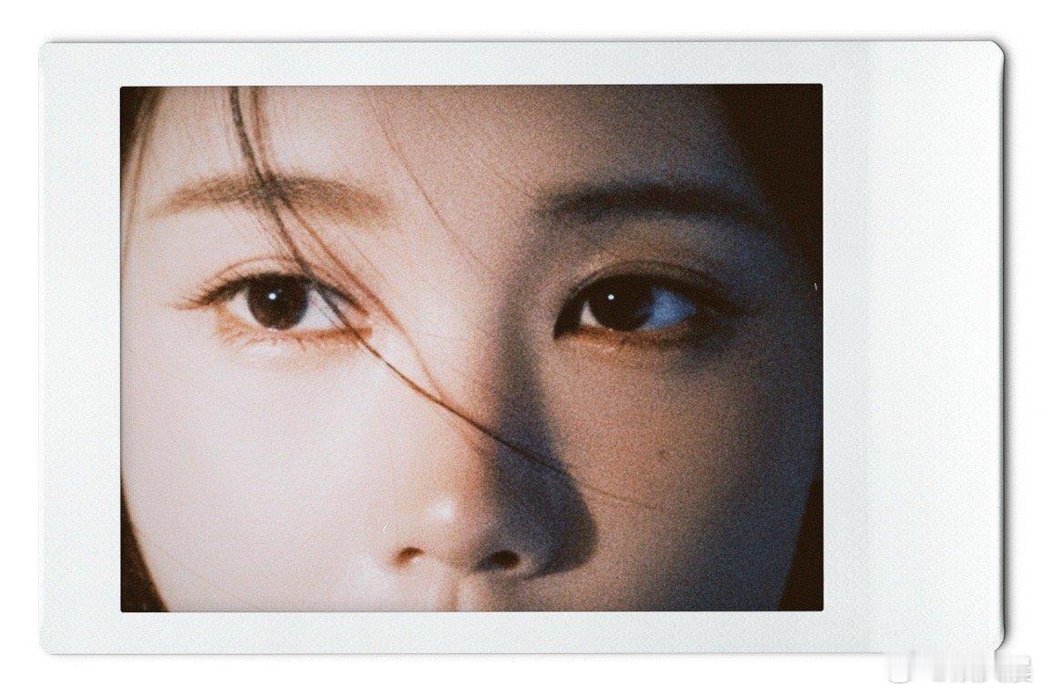 李一桐泪珠打转这一幕被李一桐这段即兴表演惊到了！泪珠在眼眶里打转却不掉落，回眸时