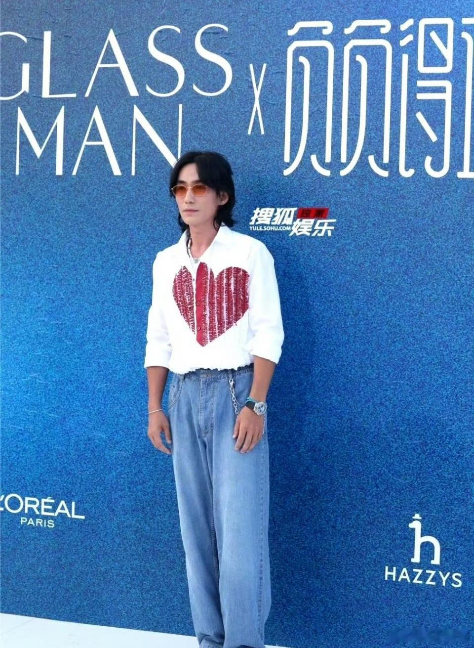 朱一龙现在怎么看起来含胸驼背的？ ​​​