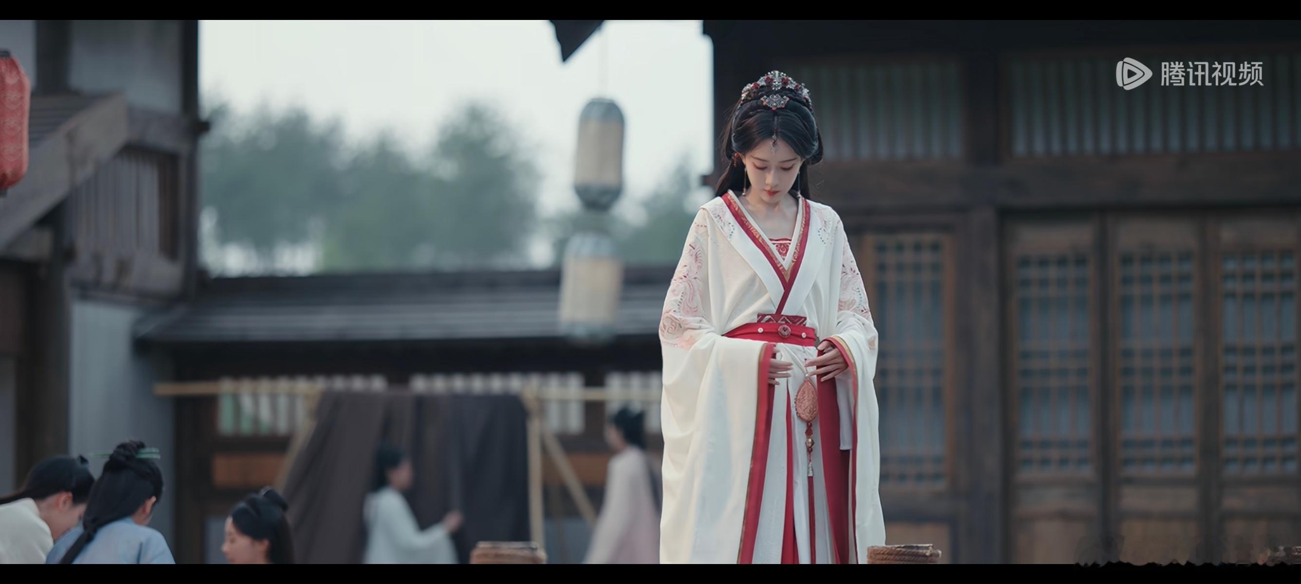 6月古装，还有《翘楚》《莫离》对打，最终《翘楚》中投资胜大投资。7月古装，古偶观