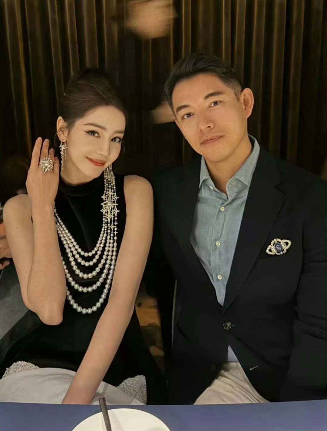 迪丽热巴嘉人CEO合照嘉人总裁发布与热巴合照 热巴真的好美 这状态夯爆了啊迪丽热