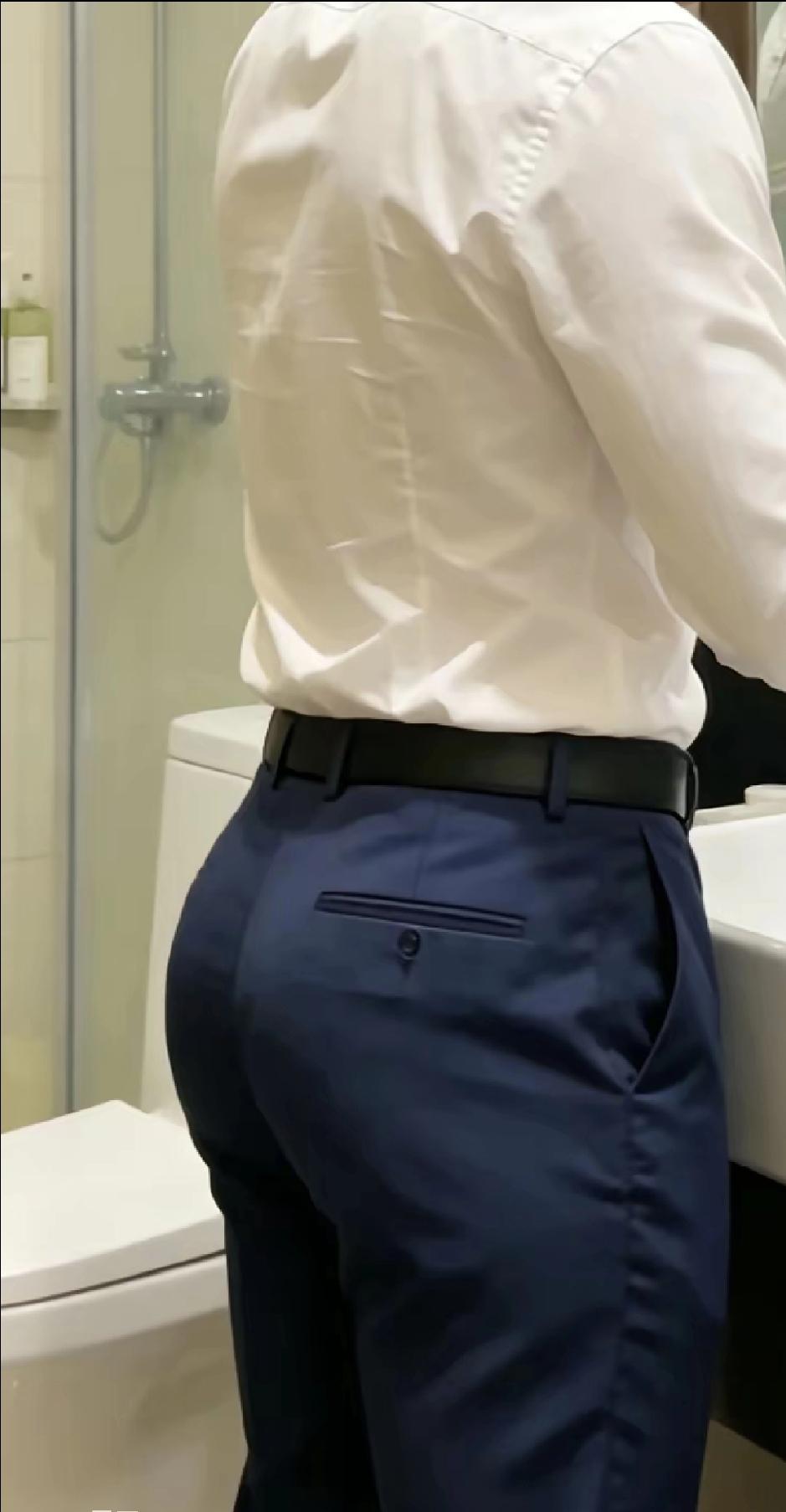 首先声明，没有秀身材的意思，只是特别满意这一身穿搭，所有的裤子中这是最满意的一条