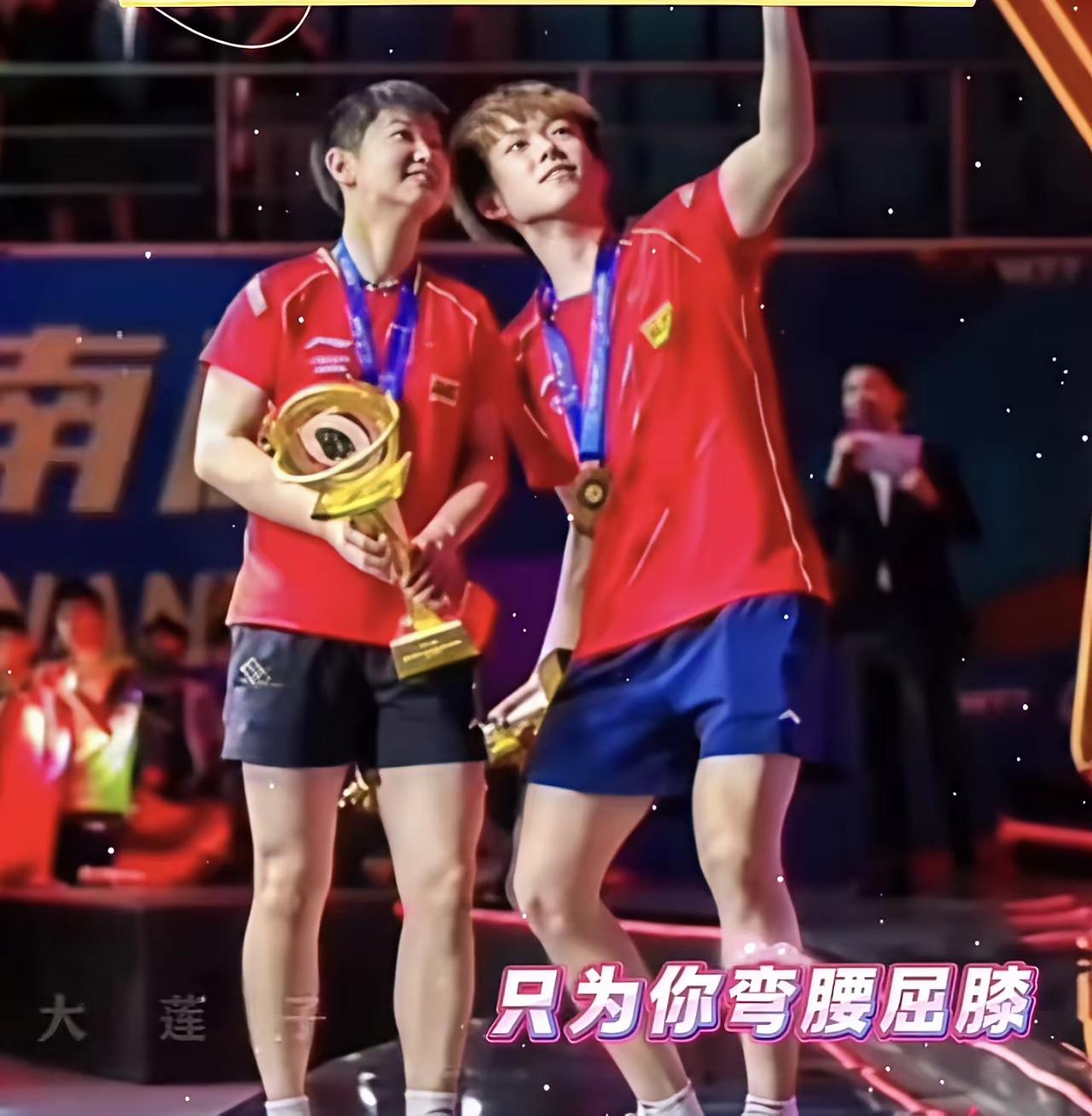 不用踮脚
爱你的人自会弯腰

不用屈膝
桃李不言下自成蹊

不用发声
世纪回响的