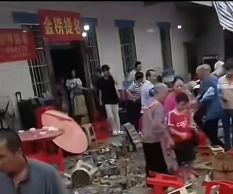 金榜题名！相信眼尖的朋友有发现了，一个金字，一个提字，所以这家主人请人写字没写好