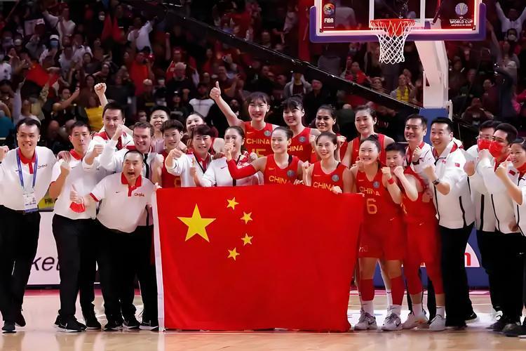 中国女篮曾经是亚洲霸主，但要重返这一地位，得从多方面努力。
在人才培养上，要扩大