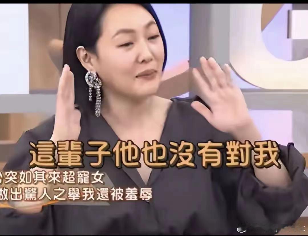 #许雅钧亲二女儿的手背#许雅钧作为一个爸爸，这么对待自己的女儿，多少有些反感啊，