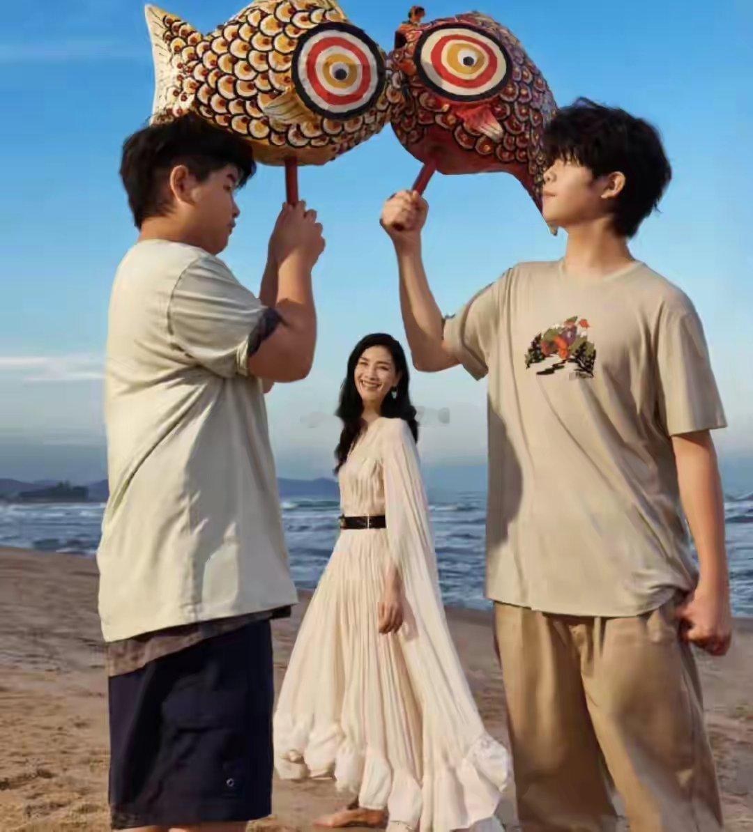 胡可带俩儿子拍杂志，安吉瘦了眉眼像包贝尔 小鱼儿又高又胖很憨厚！！ ​​​