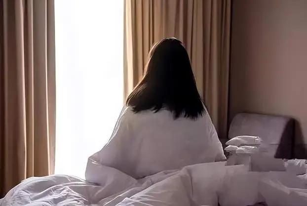 四川，一17岁男生在酒吧结识23岁女子，两人先后三次发生了关系，女子每次还都给男