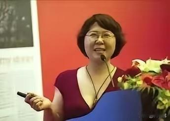 莫言的女儿管笑笑快“笑”不出来了！有人公开举报她博士论文涉嫌抄袭或洗稿。作家都抢