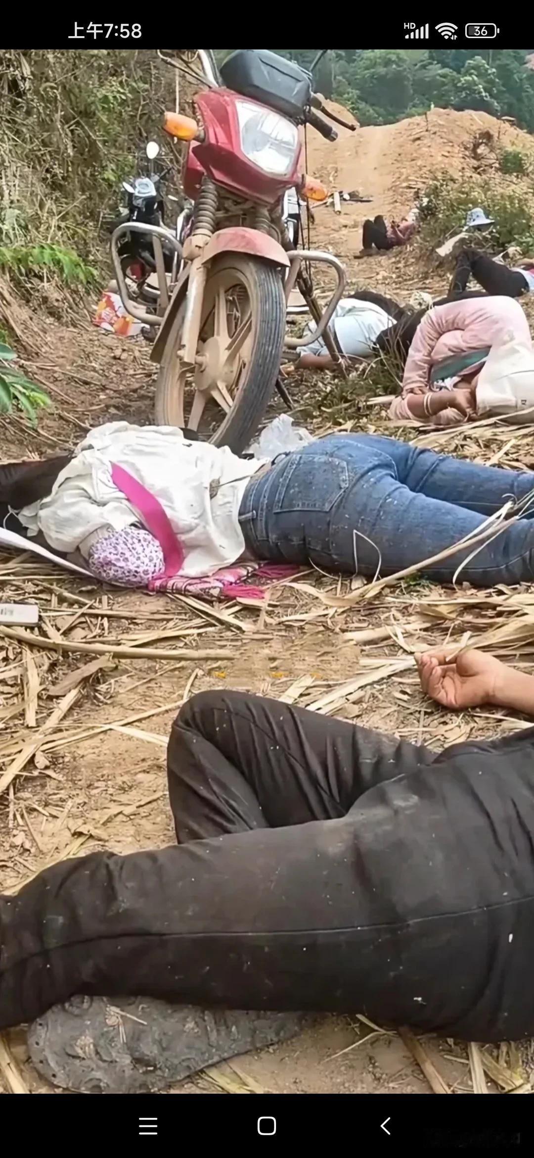 农民工真可怜，在工地上累了，趁吃过中午饭午休两小时之机，把大地当床，倒地便睡。不