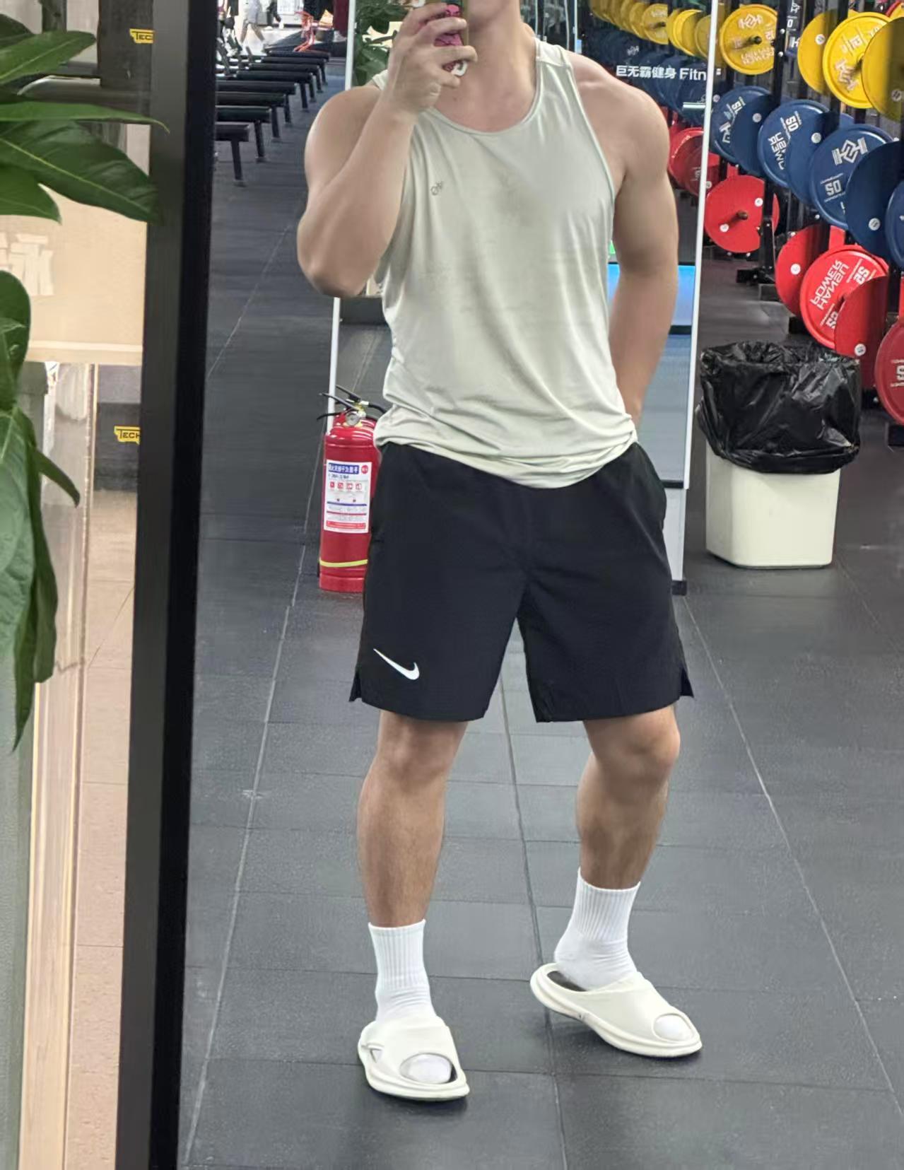 32岁，至今都还没有结婚！

他就是我在成都当健身教练的表哥。

正经体育大学毕