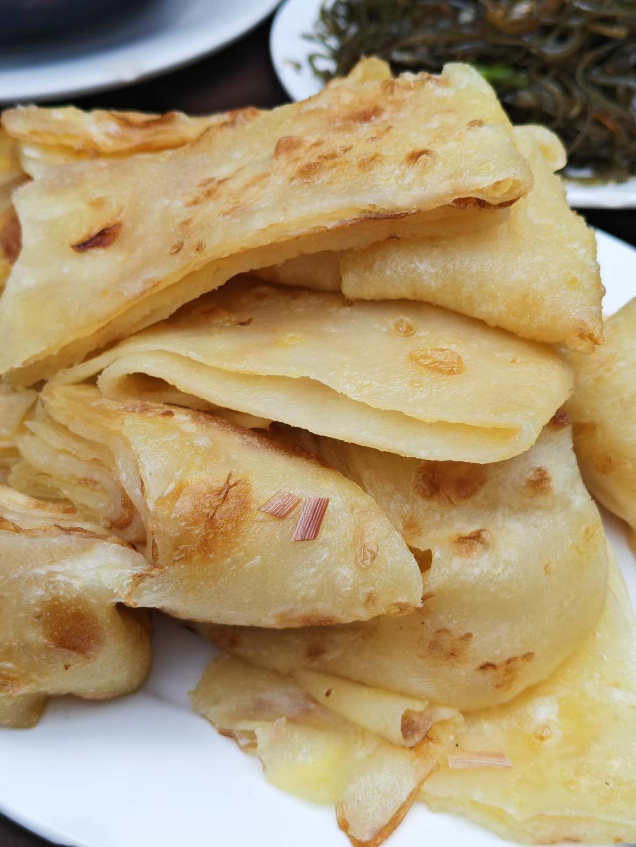 哈尔滨《老街砂锅居》
       先整个肠，味道那是，狗撵鸭子一一呱呱叫。