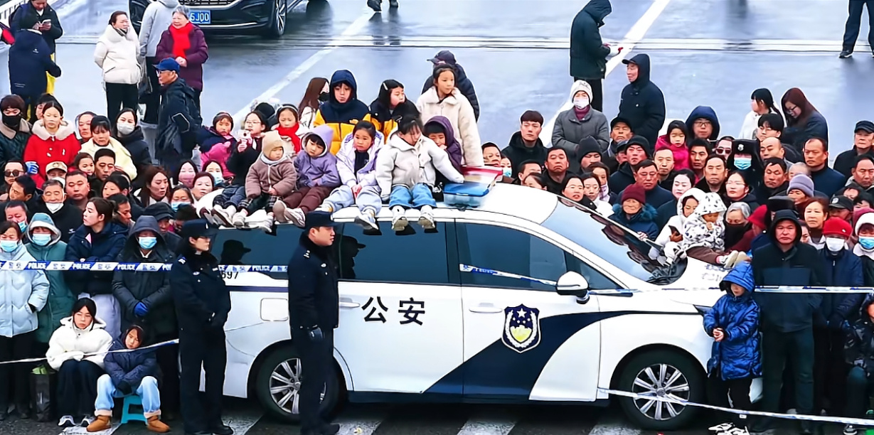 3月3日，河南安阳汤阴县举办元宵社火民俗表演，由于现场人太多，很多孩子看不见表演