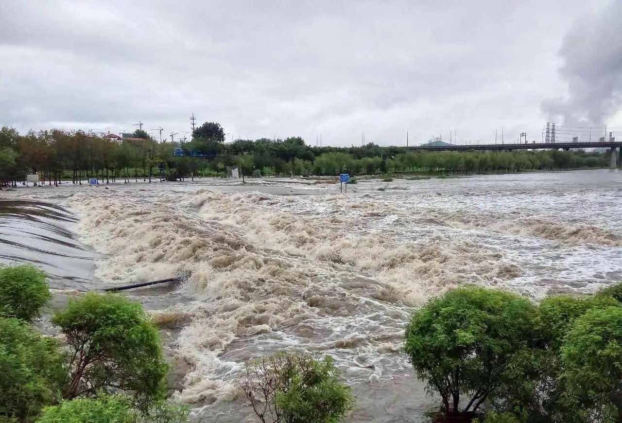 北京本轮极端强降雨造成重大灾害。

北京遭遇历史罕见暴雨袭击！7月底以来，北京持