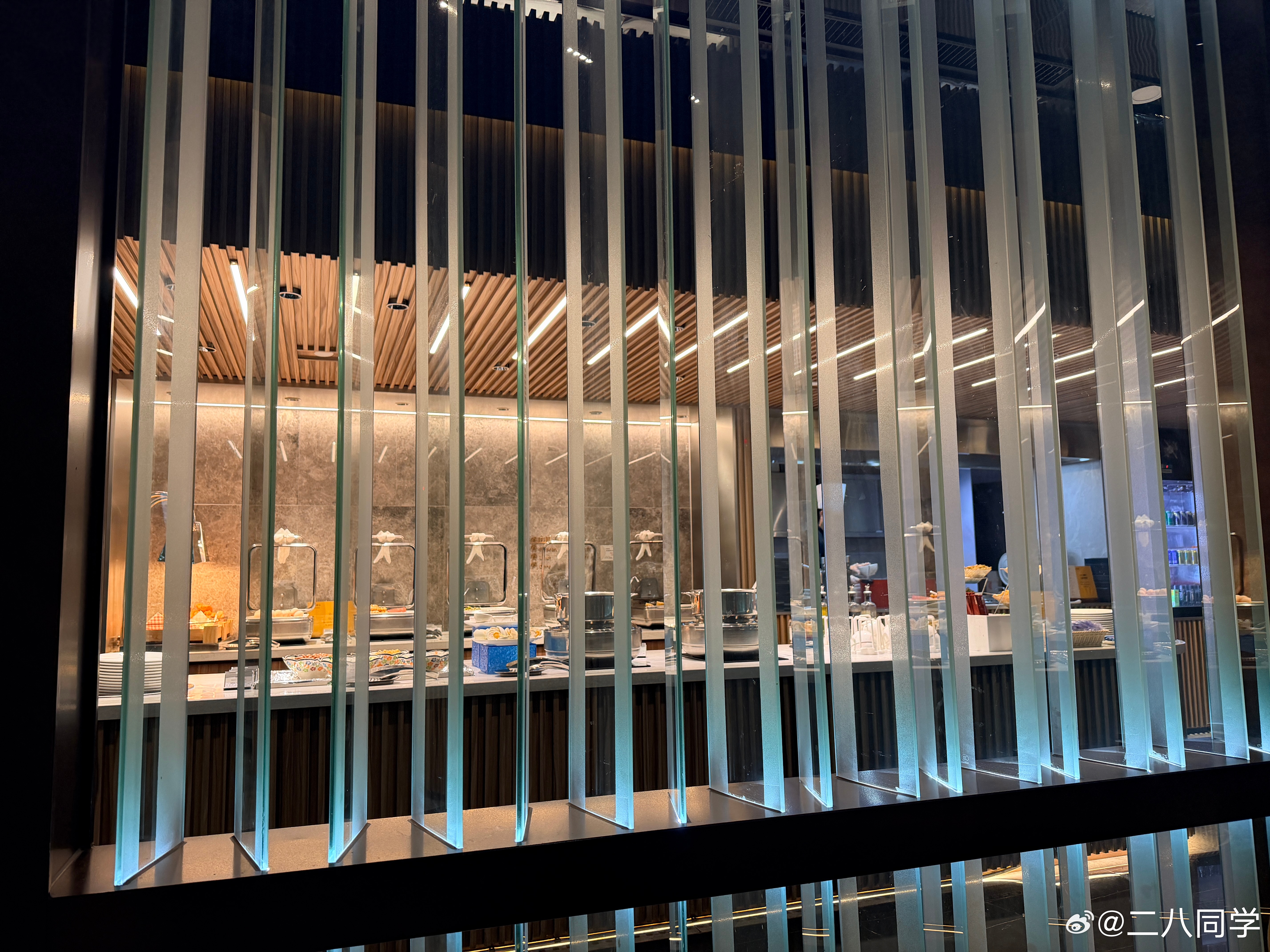 杭州这国航休息室5点钟就开始提供热食了还得是大城市，大部分机场5点钟，休息室都没