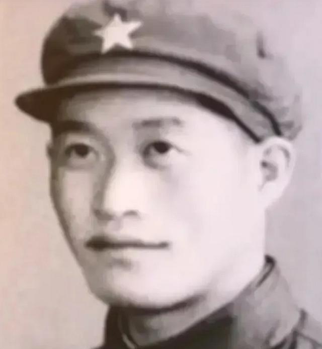 1964年，毛主席听说奇袭白虎团的杨育才，现在 是一个副连长，眉头一皱，问道：“