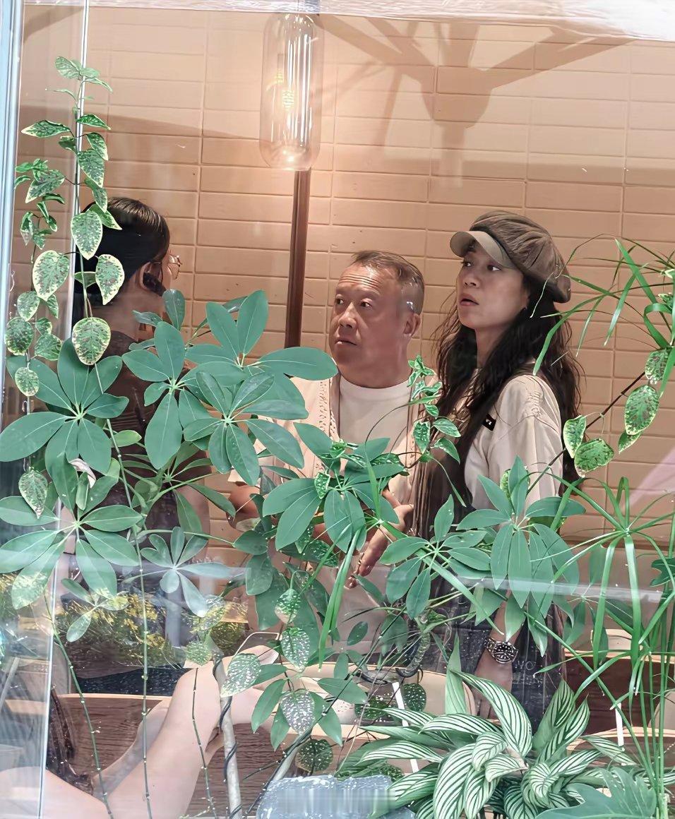 73岁曾志伟和红颜知己现身广东佛山一间面包奶茶店，他的穿衣打扮一言难尽，身材又矮