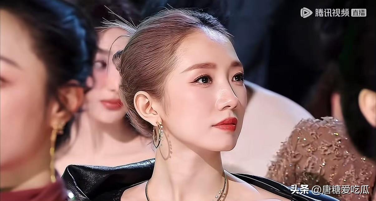 孟美岐给所有人上了一课
那就是谈恋爱真的影响事业
当初孟美岐事业如日中天，但是识
