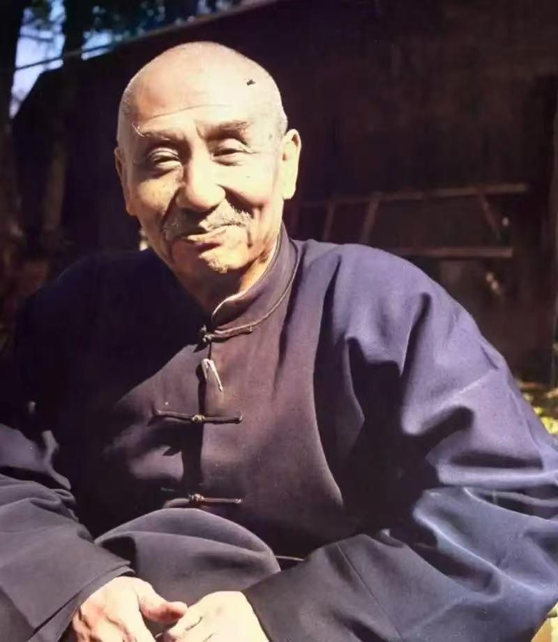 1949年12月，阎锡山等14人，乘坐的飞机，遇寒流无法上升，陈立夫劝阎锡山：“