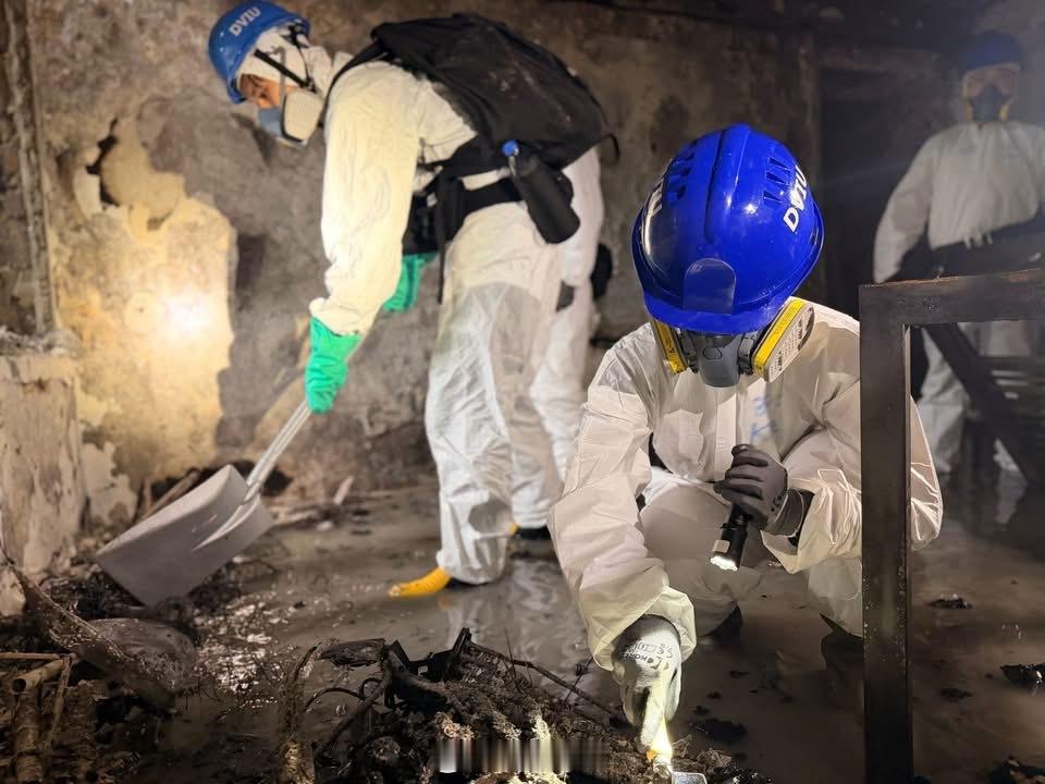 香港大埔宏福苑内部曝光🇭🇰香港警方争分夺秒，全力进行大埔宏福苑搜证行动。经火