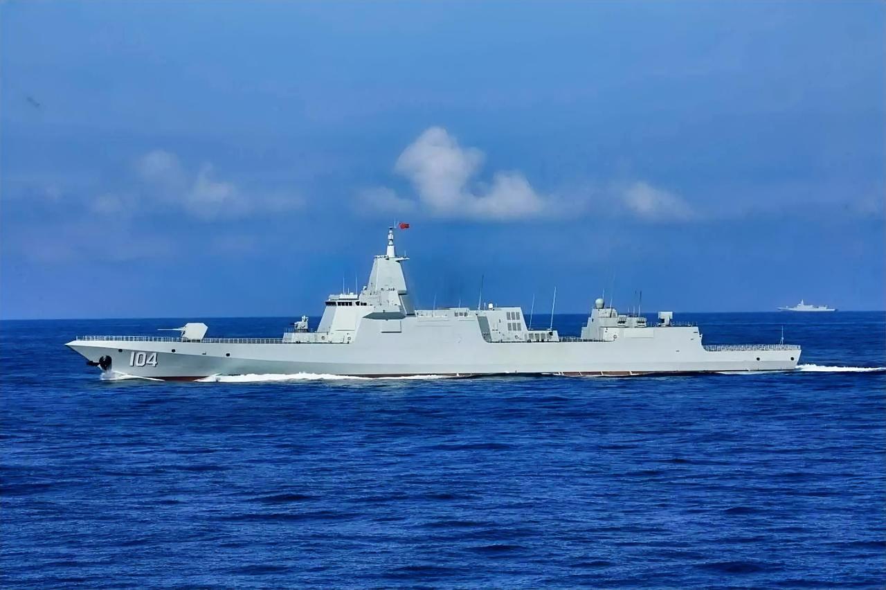 055型驱逐舰是我国自主研制的新一代万吨级大型导弹驱逐舰，属于第四代驱逐舰，它是