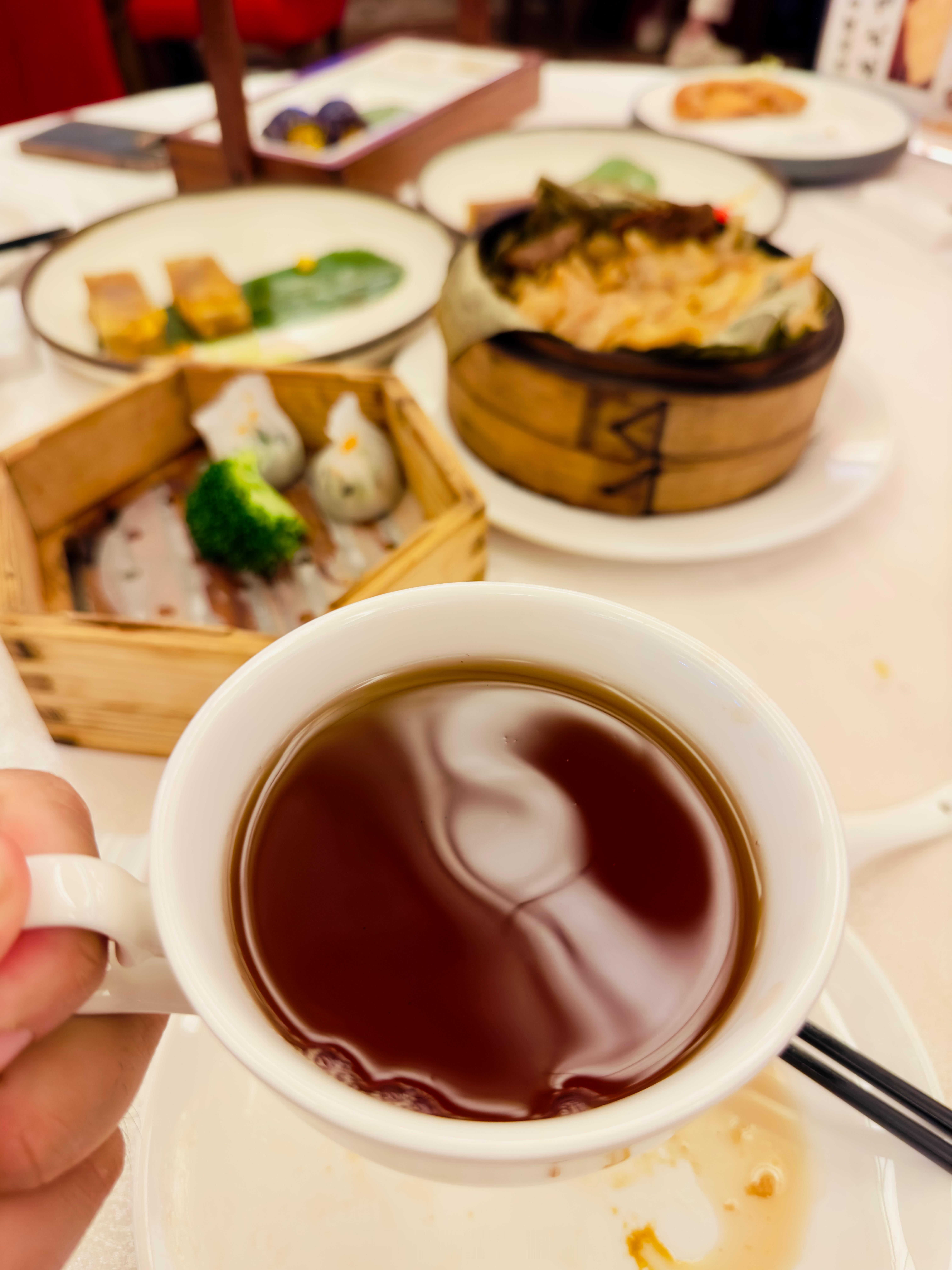 今早体验了下广州的早茶文化，本地的朋友请吃的，从9点到11点，一起喝点茶吃吃东西