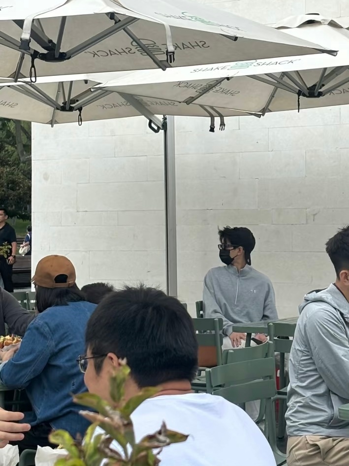 就这样被偶遇了网友阿那亚偶遇杨洋阿那亚偶遇杨洋吃饭 ​​​