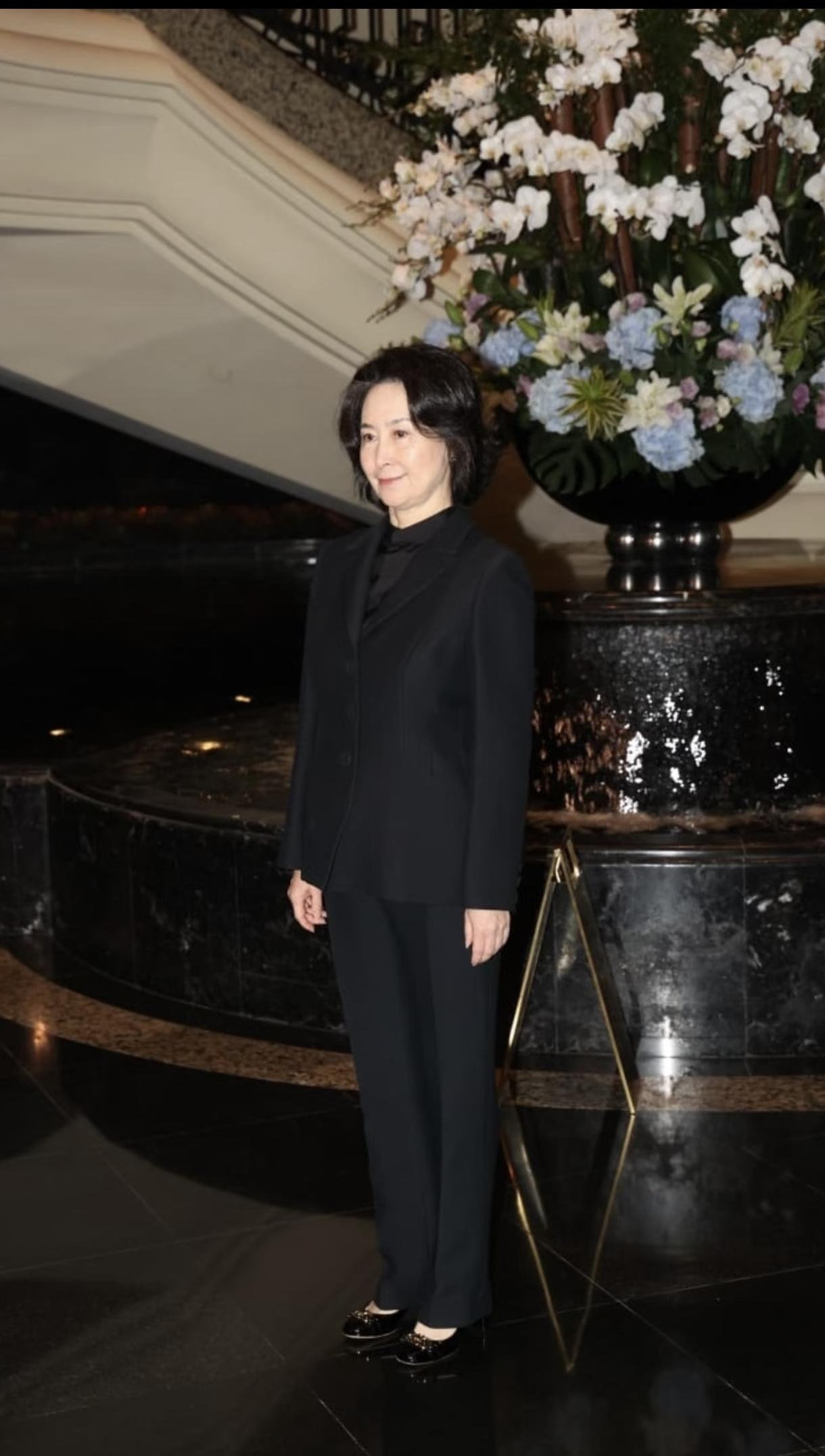 何超琼一身黑参加追思会，不是丧礼，不用披麻戴孝，主要追忆逝者生平，怀念道别。大家