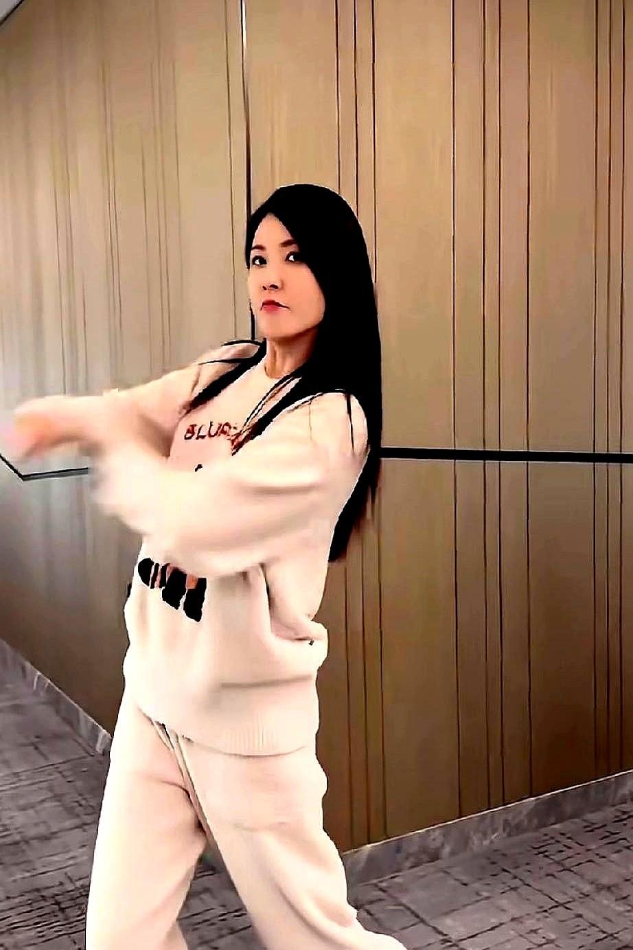 中戏校花曾黎，咋从大美女卷到了田里？

她可是中戏96班公认的班花，章子怡、袁泉