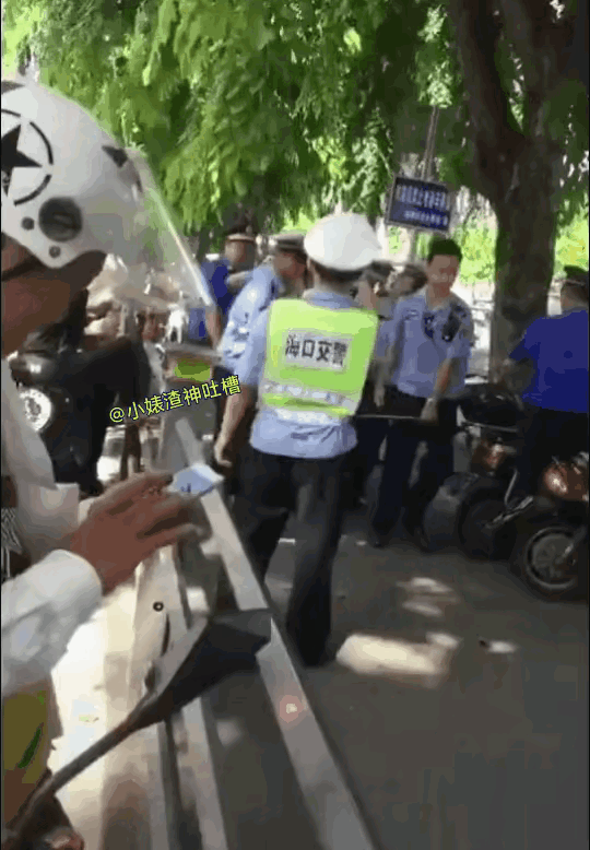 你要扣车是吧？我不下来，你们把我一并扣了吧。
因为美女违规行驶且没戴安全帽，警察