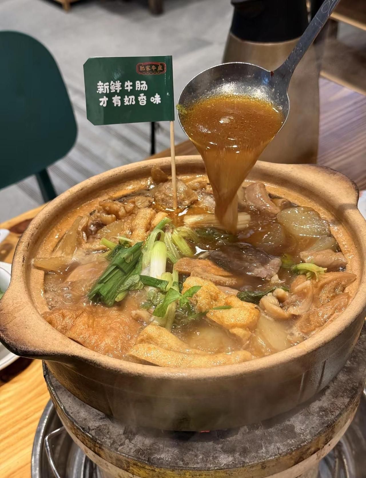 广州！！开到凌晨还在排队。。。 吃牛杂煲还是得炭火砂锅🍲的正宗啊一上桌还在咕嘟
