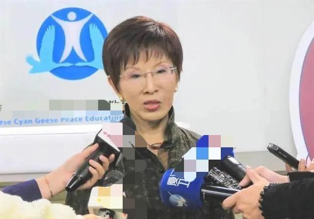 洪秀柱当面问：和平不谈统一，那和平给谁看？郑丽文低头不接话，台下掌声稀稀拉拉。民