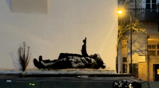 【🎨✨班克斯在伦敦创作了一幅新的壁画——主题依然是儿童和希望】
这幅艺术作品在