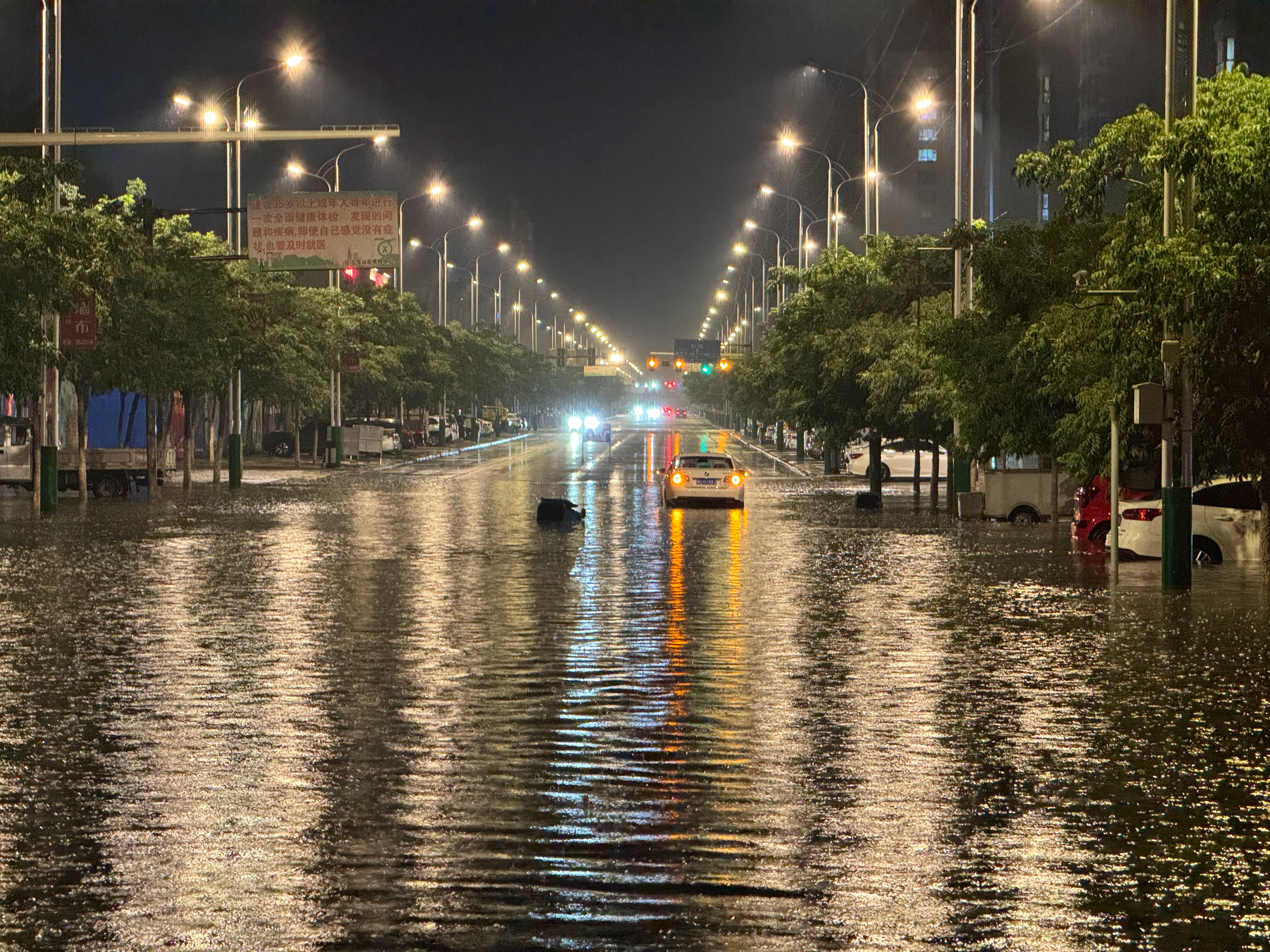 半个小时的降雨量就这样了，越野车又出来嘚瑟了，抛锚的车还死命踩油门  ​​​