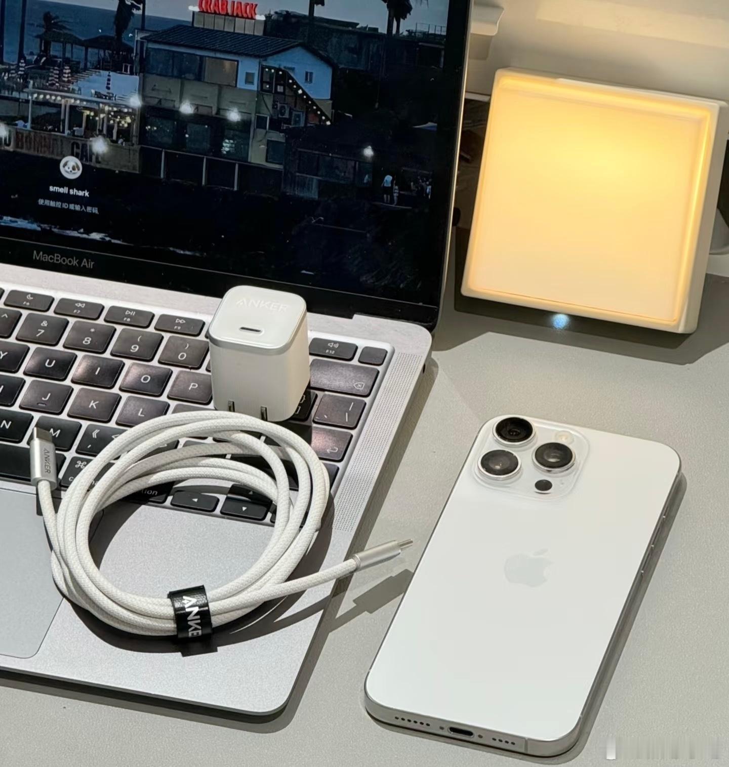 iPhone 数据线再电我一下试试呢，说是给手机充电，这一会给我电麻了。果子用户