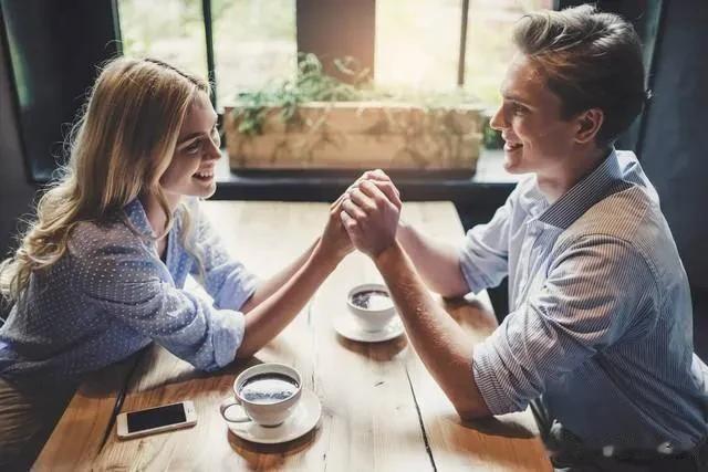 一顿丰盛的晚餐，一瓶红酒，两个陌生人之间的交流，本该是一个平凡而无足轻重的故事。