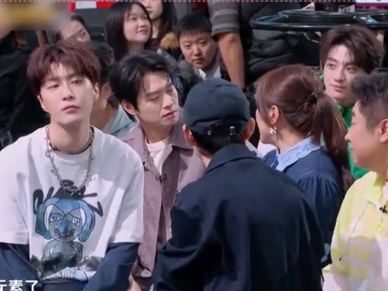 马丽让范丞丞坐正 真是妈妈的好大儿，马丽让范丞丞坐正，咱丞丞一秒坐直，好期待他俩