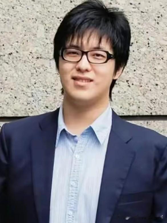 赵少康之子赵大开，现年32岁，五官端正、戴黑框眼镜，气质绅士，涵养出众，为人低调