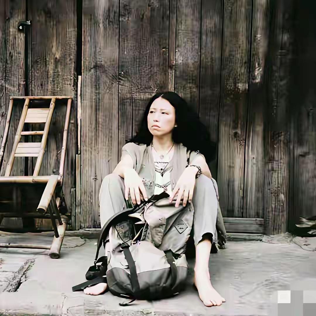 流浪诗人三毛自杀前的一张旧照，眼神满是哀伤，47岁用丝袜在卫生间自缢。