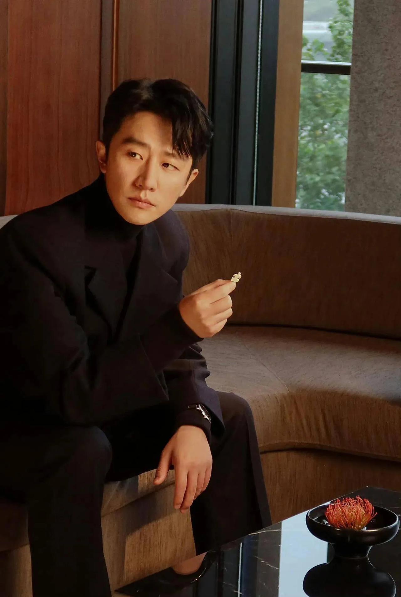 演员，黄轩说，当初网上爆出我和蒋雯丽的绯闻，心里可不舒服了，其实当时我们自己人都
