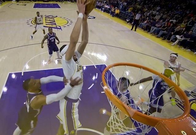 威少这空中推人，动作有点过头了！

离开湖人之后，威少碰到湖人就来劲，而凑巧的是