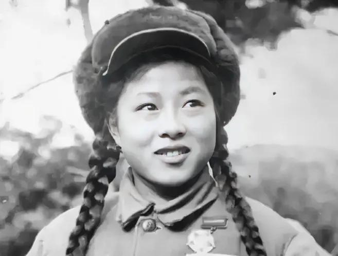 1951年，朝鲜战场，16岁的女护士张道华护送7名伤员突围。期间，她被炮弹炸瞎双