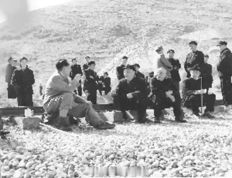 这位老人家有必要一定“席地而坐”吗？论身份，他至高无上；论贡献，他无可比拟 ；论