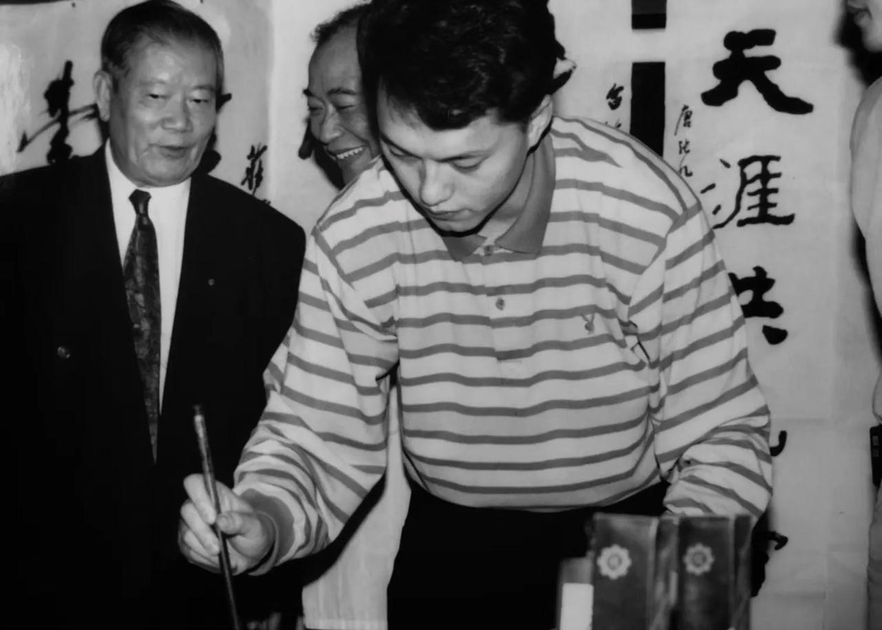 王鹭佳：八九十年代的留影。（书画家罗文）

一个行行摄色的人，全世界是我的摄影棚