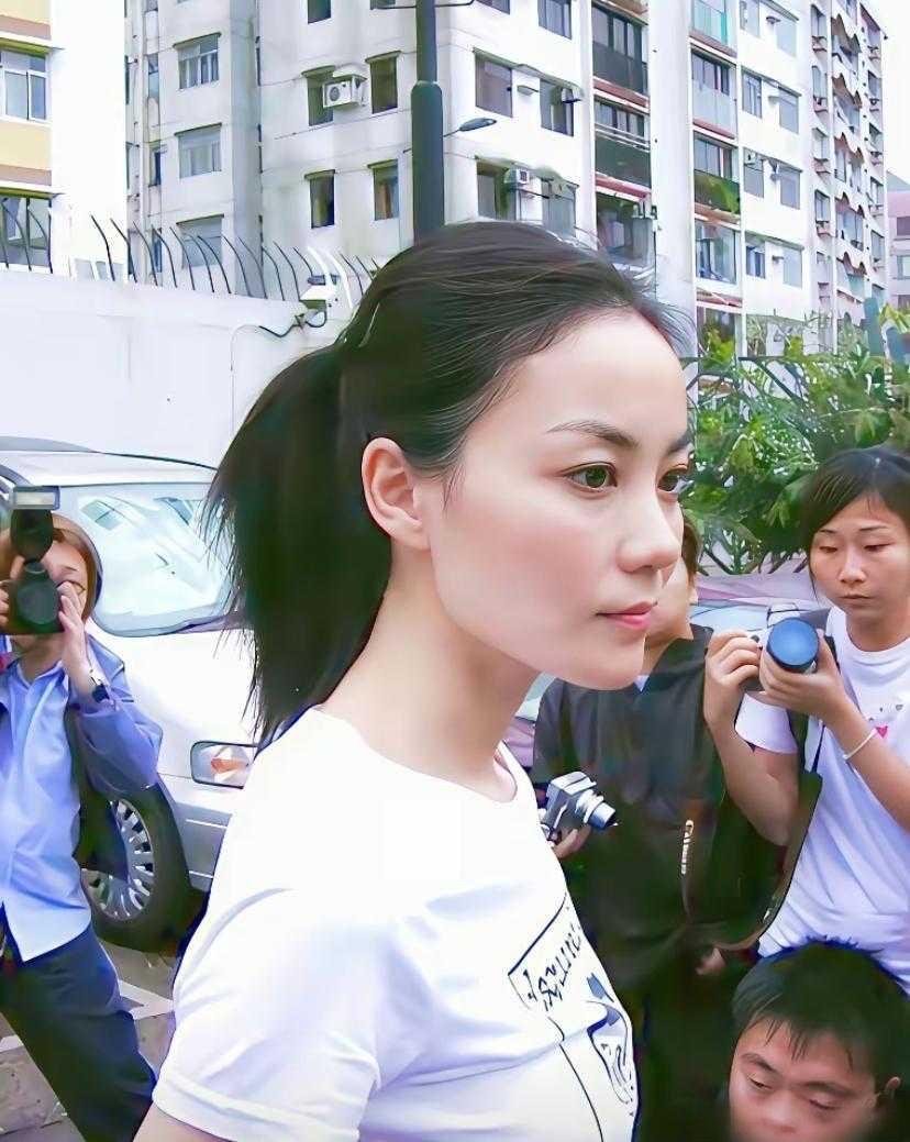 看到王菲的过往，她想低调都难啊，嘻嘻早期的王菲，无刘海造型，这五官看着很大方的样