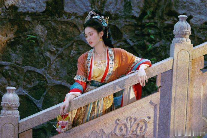 张慧雯女儿国国王即视感张慧雯神女降临端庄华贵的古风造型太出彩，温婉大气，既有女王