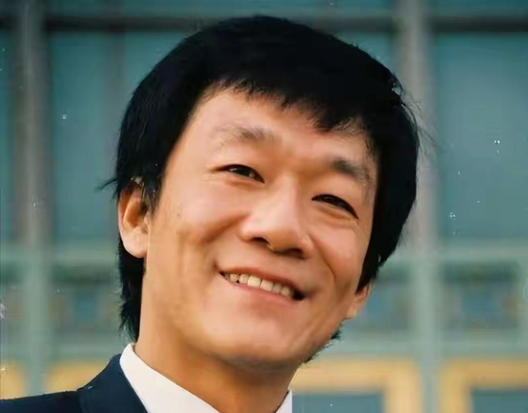 2007年，侯耀文病逝。谁知，妻子转头嫁给了“师侄”戴志诚，李金斗试图劝阻，直言