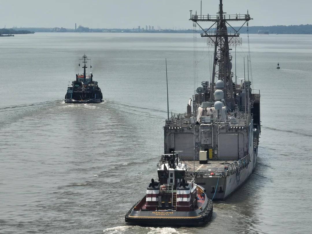 佩里级护卫舰FFG-42“克拉克林”号（USS Klakring）

近日，拖船
