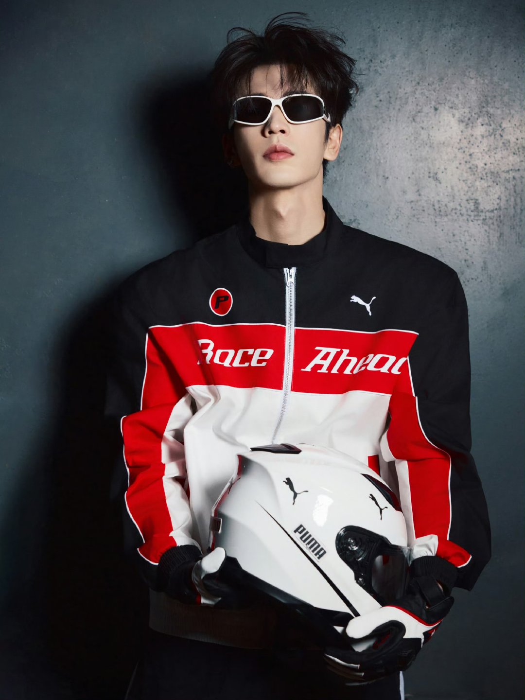 想看张凌赫现偶的心又蠢蠢欲动了张凌赫这个赛车服帅飞了 啊啊啊啊啊啊啊这个张凌赫赛