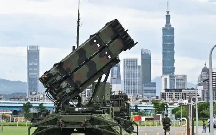 近日，美特朗普批准破纪录的111亿美元对台军售，再次冲击稍缓和的中美关系。

自