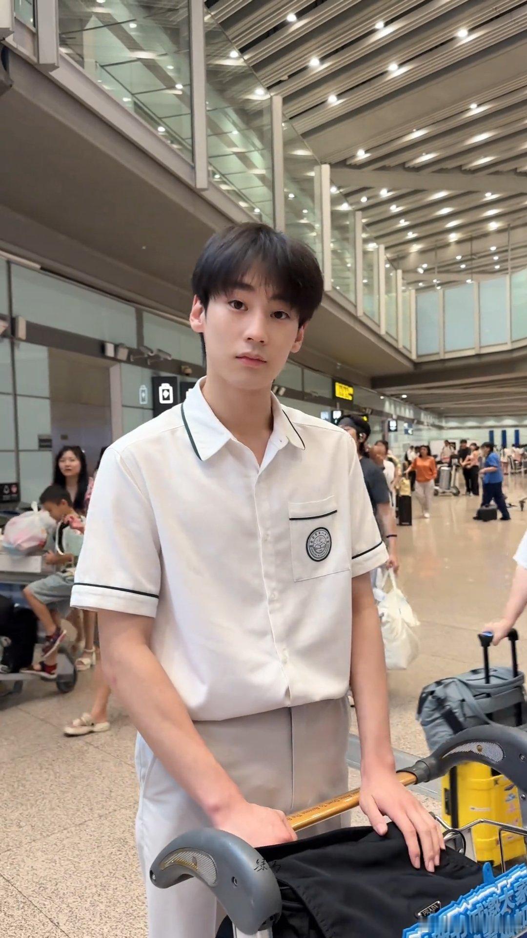 演员刘骏刘骏穿灿如繁星校服走机场刘骏穿校服关内营业 所有人都来看《灿如繁星》，刘